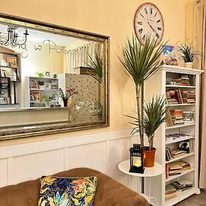 https://explorer-hostel.poznan-hotels.com